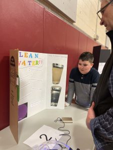 student showing principal his project